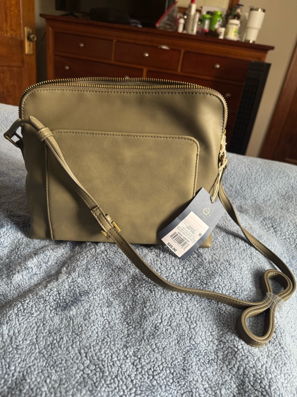 NWT Olive Crossbody Universal Thread